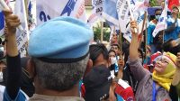 Unjuk Rasa Buruh di Semarang Diwarnai Dengan Joget Bareng Polisi