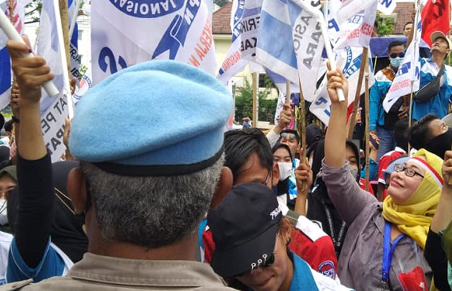 Unjuk Rasa Buruh di Semarang Diwarnai Dengan Joget Bareng Polisi