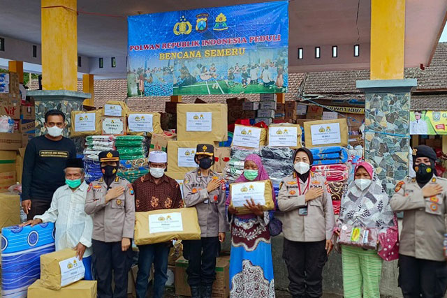 Polwan Peduli Korban Erupsi Semeru, Salurkan Bansos dan Gelar Trauma Healing