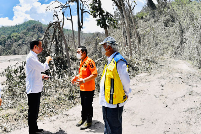 Jokowi Minta Segera Perbaiki Infrastruktur Terdampak Erupsi Gunung Semeru
