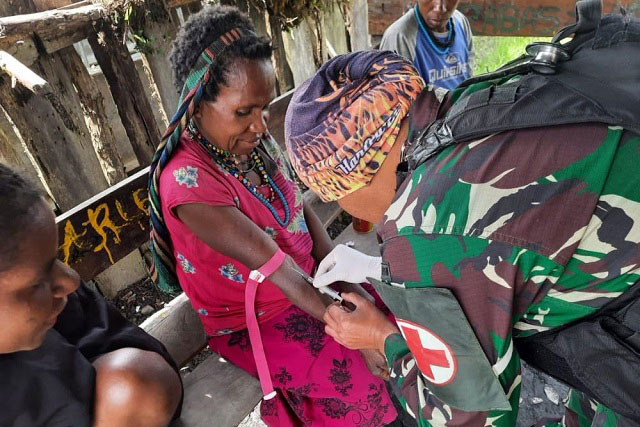 Prajurit Satgas Yonif RK 114 Satria Musara Beri Pelayanan Kesehatan Keliling Bagi Masyarakat Pegunungan Tengah