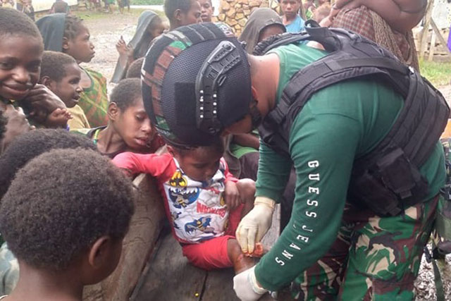 Prajurit Satgas Yonif RK 114 Satria Musara Beri Pelayanan Kesehatan Keliling Bagi Masyarakat Pegunungan Tengah