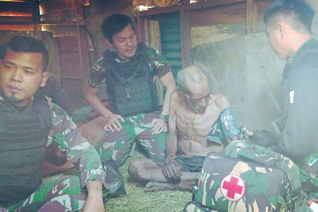 Prajurit Satgas Yonif RK 114 Satria Musara Beri Pelayanan Kesehatan Keliling Bagi Masyarakat Pegunungan Tengah