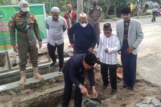 Peletakkan Batu Pertama Pembangunan Pagar Pondok Pesantren Modern Darul Madinah Wonosari