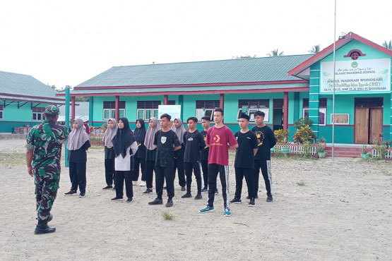 Siswa SMA IT Darul Madinah Wonosari Latihan PBB & Tatacara Pengibaran Bendera