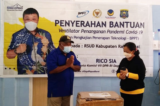 DPD Nasdem Raja Ampat Serahkan Alat Deteksi Pernapasan dan Alat Pendeksi Ikan