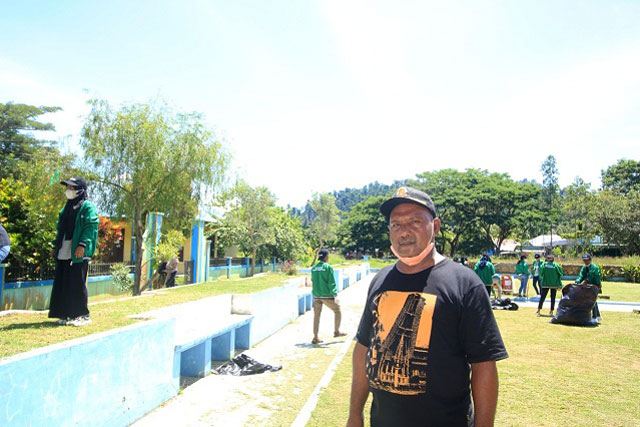 Satpol PP Raja Ampat Gandeng Mahasiswa KKN UMS Sorong Bersihkan Taman Kota Waisai