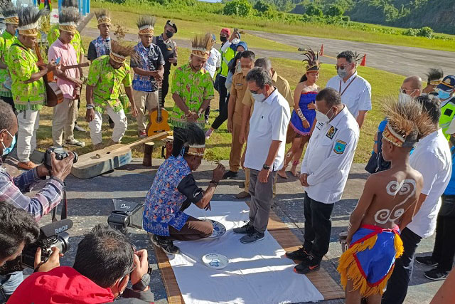 Menteri KKP Tiba di Bandara Marinda Waisai Raja Ampat Disambut Tarian Mansorandak