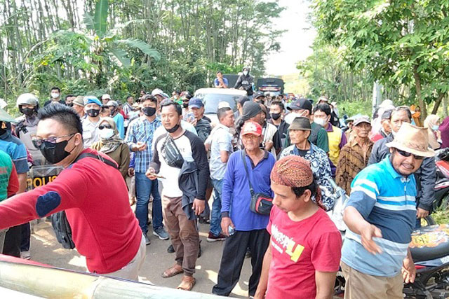 Warga Terdampak PLTU Batang Duduki Tanah Wakaf Masjid Yang Dicaplok PT BPI
