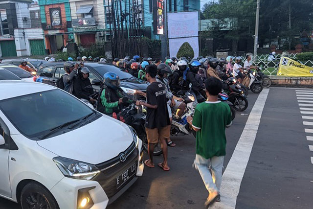 Bonek Garis Keras Kota Cirebon Berbagi Takjil
