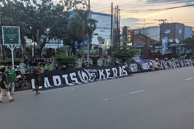 Bonek Garis Keras Kota Cirebon Berbagi Takjil