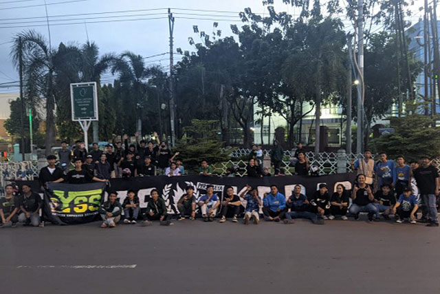 Bonek Garis Keras Kota Cirebon Berbagi Takjil
