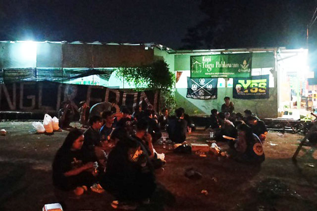 Bonek Garis Keras Kota Cirebon Berbagi Takjil