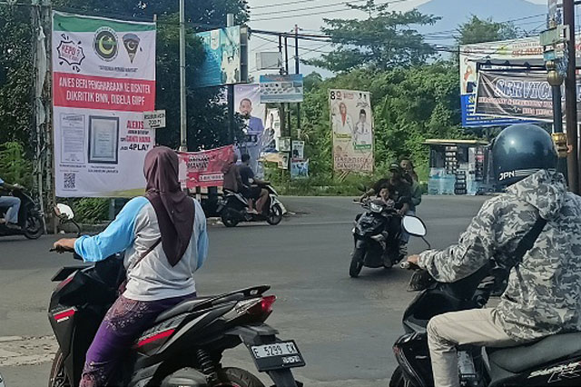 Gerakan Pemuda Islam Pasang Spanduk Omon-Omon Anies Baswedan