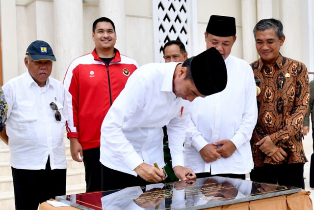 Jokowi Resmikan Masjid Agung Madaniyah Karanganyar