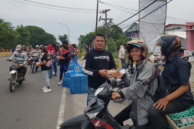 KJJT Gresik Bersama LSM GMAS Bagikan Takjil
