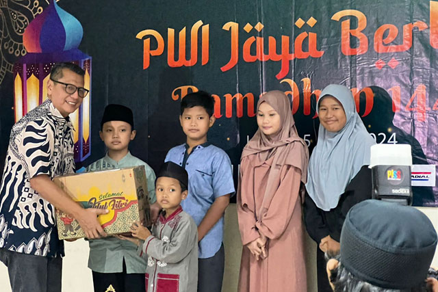 PWI Jaya Berbagi Paket Sembako dan Santunan