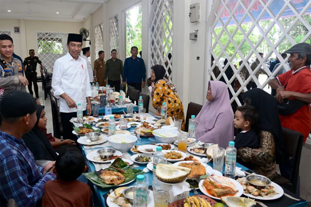 Presiden Jokowi Bareng Warga Makan Siang Bersama