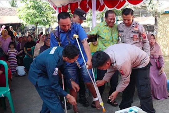 Polres Jepara Bagi Kursi Roda Hingga Sembako ke Warga