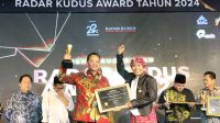 Kapolres JeparaTerima Penghargaan Radar Kudus Awards 2024