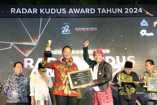 Kapolres JeparaTerima Penghargaan Radar Kudus Awards 2024