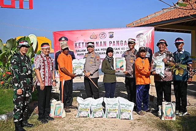 Polres Jepara Berikan Beasiswa dan Bantuan Bibit Hingga Pupuk Gratis
