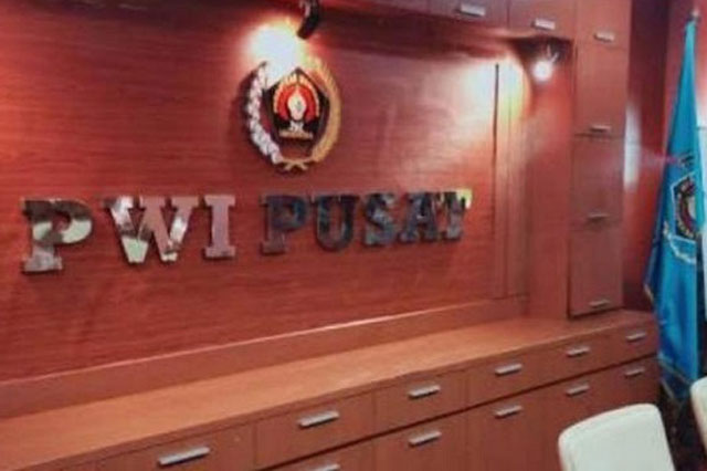 Dewan Kehormatan Berhentikan Hendry Ch Bangun Dari Anggota PWI
