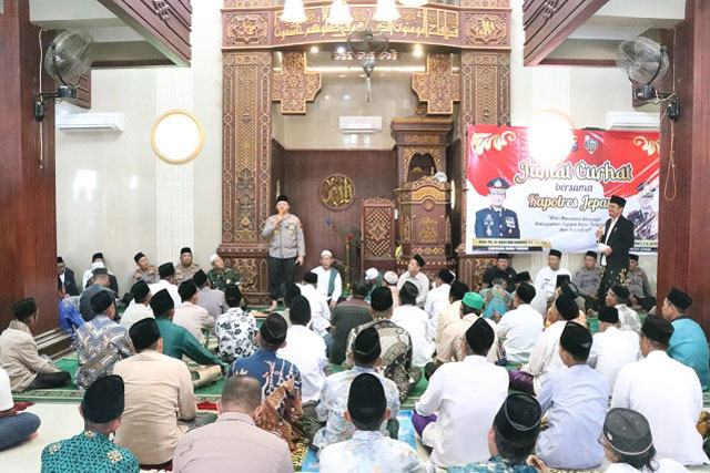 Polres Jepara Gelar Pemeriksaan Kesehatan dan Berikan Bansos di Jumat Curhat