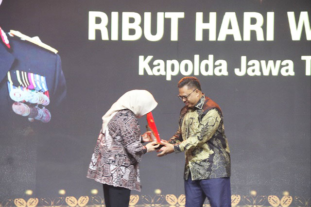 Kapolda Jateng Terima Penghargaan CNN Indonesia Awards 2024