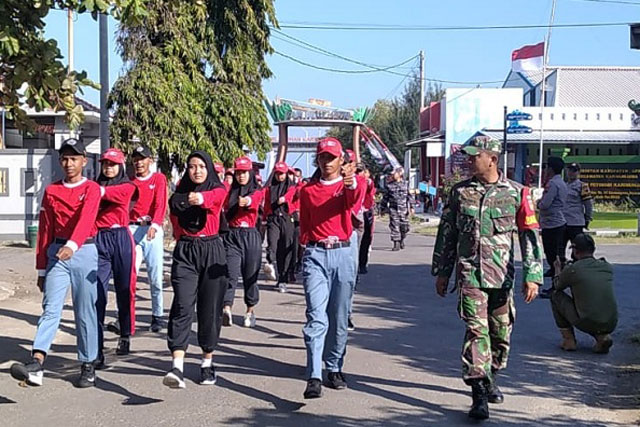 Babinsa Berikan Pelatihan Paskibraka SMKN 1 Karimunjawa