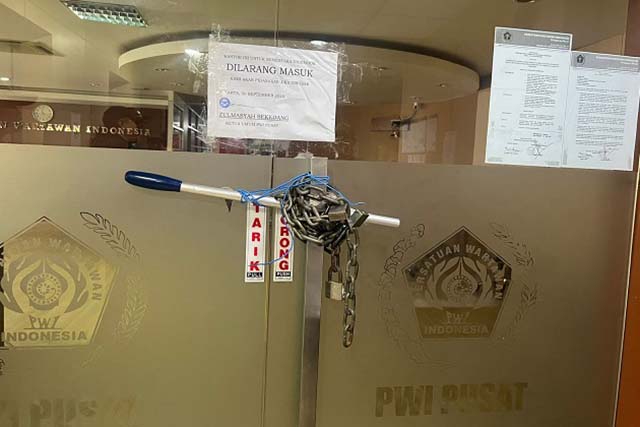 Anggota Meradang, Rantai dan Gembok Kantor PWI Pusat