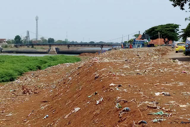 Pembangunan Tanggul Desa Gerdu Pakai Tanah Bercampur Sampah?