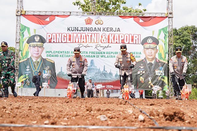 Kapolri dan Panglima TNI Tinjau Pemanfaatan Lahan Ketahanan Pangan