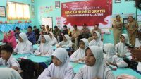 Brimob Daerah Polda Jateng di Jepara Bagikan Makan Siang Bergizi Brimob Daerah Polda Jateng di Jepara Bagikan Makan Siang Bergizi