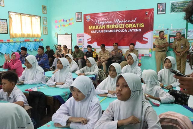 Brimob Daerah Polda Jateng di Jepara Bagikan Makan Siang Bergizi