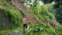 Polisi Jepara Bantu Bersihkan Longsor yang Tutup Akses Jalan Desa