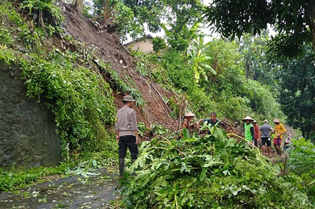 Polisi Jepara Bantu Bersihkan Longsor yang Tutup Akses Jalan Desa