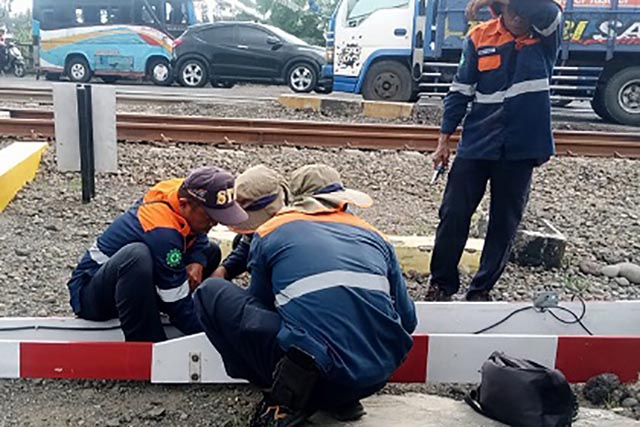 Palang Pintu Perlintasan Kereta di Karanganyar Ditabrak Mobil Box
