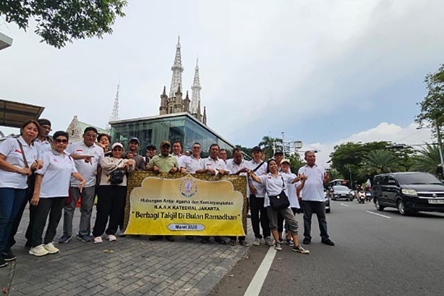 Gereja Katedral Jakarta Bagikan Ratusan Takjil untuk Pengendara