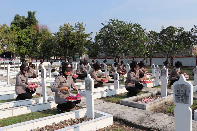Polwan Polres Kebumen Gelar Ziarah Makam Pahlawan