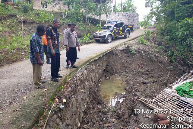 Jalan Desa di Kecamatan Sempor Rusak Akibat Tanah Bergerak